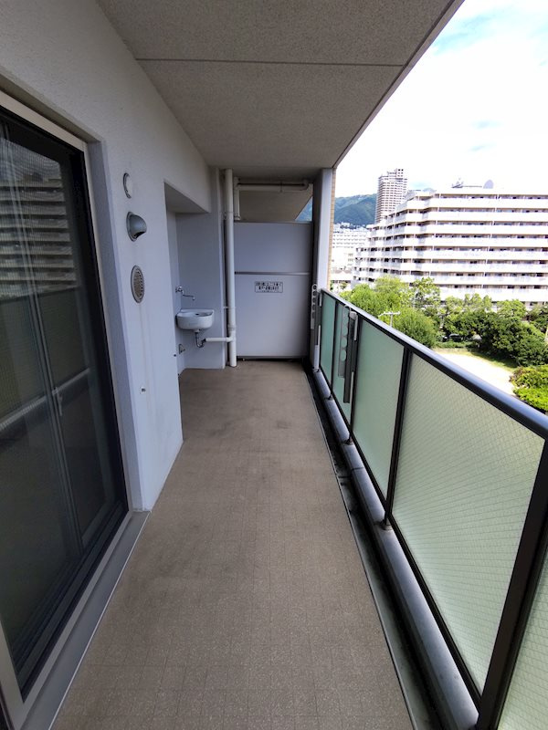 神戸市灘区大石東町２丁目のマンションのバルコニー