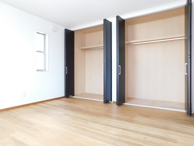 名古屋市北区六が池町の中古一戸建の洋室|◇洋室◇　　明るい洋室約８.８帖　収納２ヶ所完備！　カウンター付き
