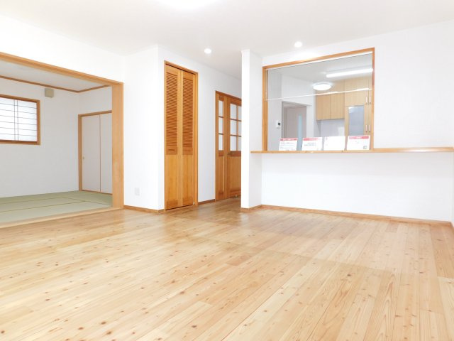 名古屋市北区六が池町の中古一戸建の居間・リビング|◇リビング◇　　南面で明るいリビング約１８．７帖　リビング収納完備！