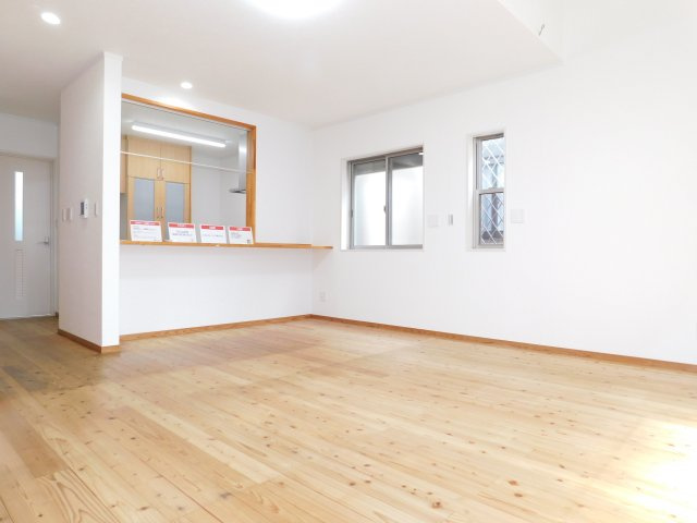 名古屋市北区六が池町の中古一戸建の居間・リビング|◇リビング◇　　南面で明るいリビング約１８．７帖　家族の会話が弾む対面キッチン♪