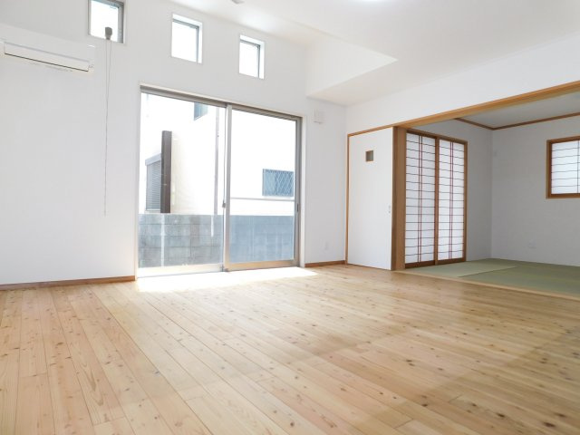 名古屋市北区六が池町の中古一戸建の洋室|◇リビング◇　　南面で明るいリビング約１８．７帖　和室と続き間で２４．７帖の広々空間になります♪　エアコン付き