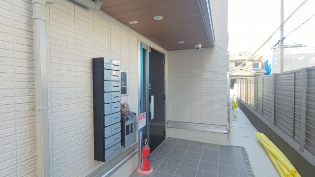 高槻市宮野町のアパートのエントランス