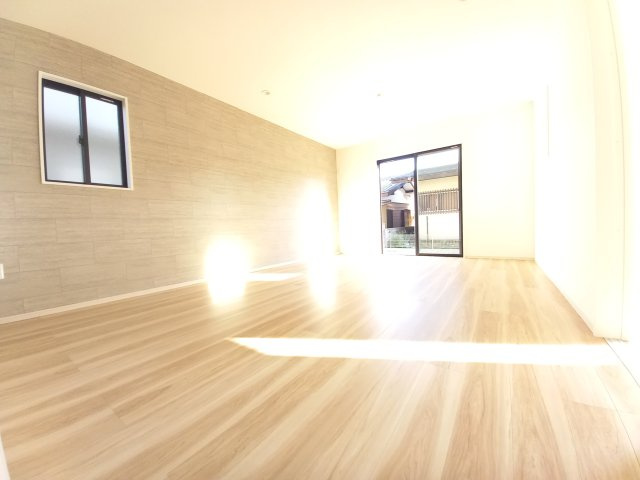 水戸市酒門町16期の居間・リビング|リビングの写真です。大きな窓があり陽射しが差し込みます。お子様の目を離すことなく片付け・お料理ができ安心です～♪