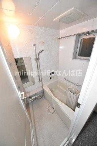 カイセイ江戸堀の浴室|バスもゆったりし小窓があるので換気できます