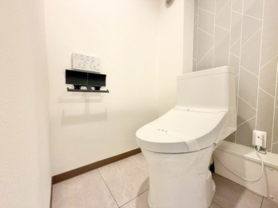 【トイレ】 | 中津リバーサイドコーポD棟 | ウォシュレット付きのトイレです。ゆったりとした落ち着いた空間となっております。