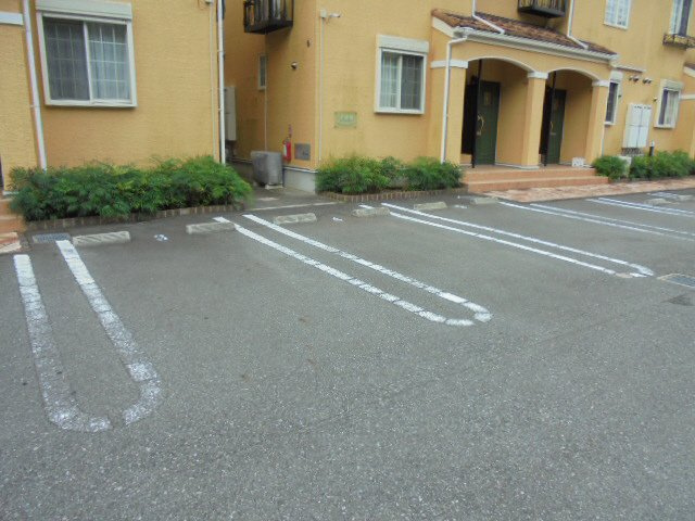 クラッセ壱番館の駐車場