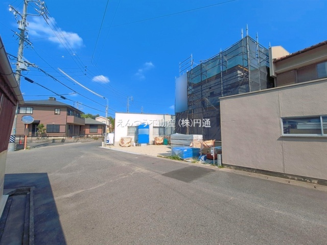 ハートフルタウン坂下町3丁目の前面道路含む現地写真
