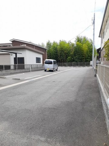 リバティー半崎の駐車場