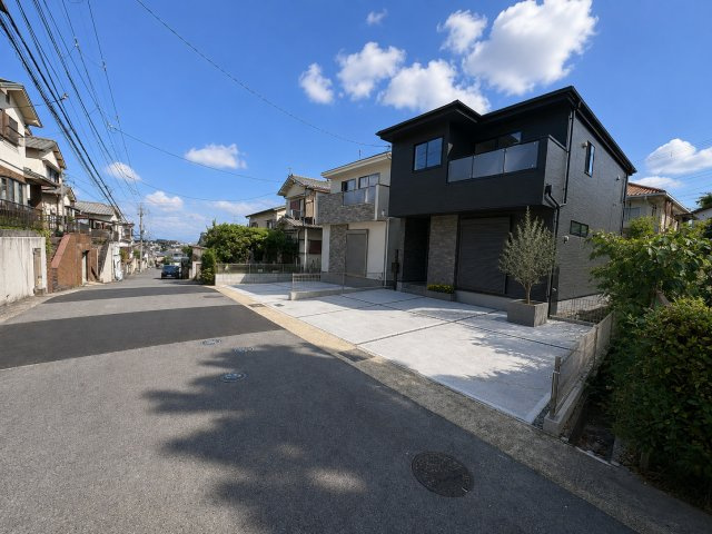 新築戸建 宇治市宇治大谷　即入居可能です！の前面道路含む現地写真|穏やかな街並み、存在感あるモダンな邸宅。広々とした道路に面し、開放感と暮らしやすさを叶えます