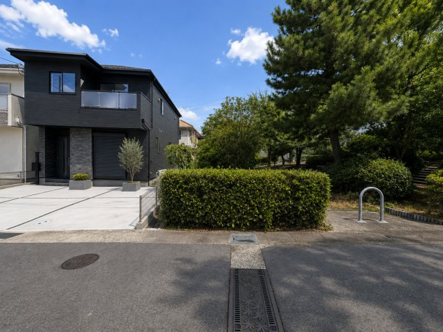 新築戸建 宇治市宇治大谷　即入居可能です！の前面道路含む現地写真|隣接地は緑豊かな公園です