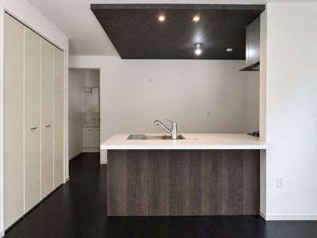 新築戸建 宇治市宇治大谷　即入居可能です！のダイニング|折下げ天井と木目調キッチンが調和する、上質な空間。カウンター越しに、家族との会話も自然と弾みます。