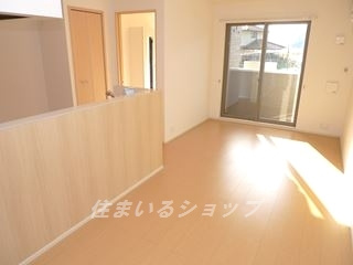 グリーンワールド　Ⅲの居間・リビング|アイランド風のカウンターキッチン