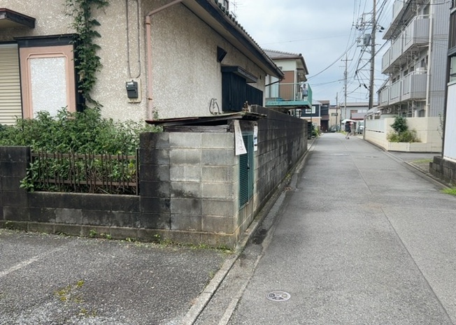 【外観】 | 土地購入を検討されている場合、境界杭がない状態で購入してしまうと境界確定測量をする必要があり、費用がかかります。購入の前に、売主、隣土地所有者立ち合いのもと境界を確定し境界杭を設置するのがベストです。