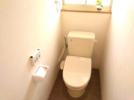 西宮市新甲陽町　中古戸建のトイレ