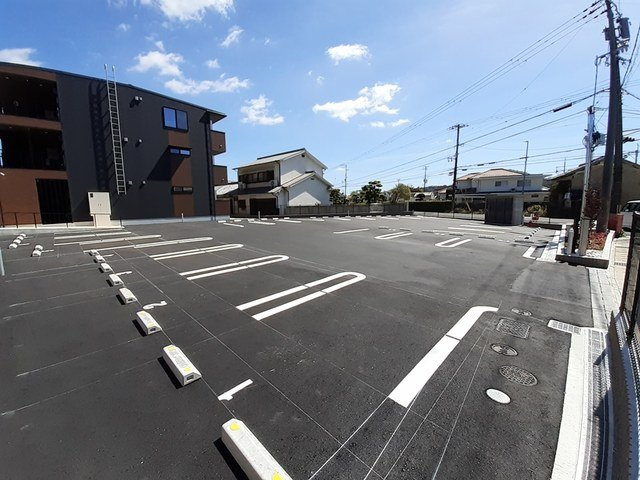 アリュールの駐車場