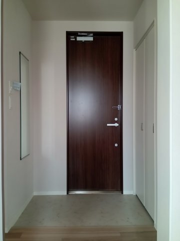 稲城市東長沼の賃貸マンションの玄関