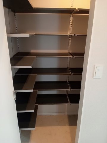 稲城市東長沼の賃貸マンションの収納