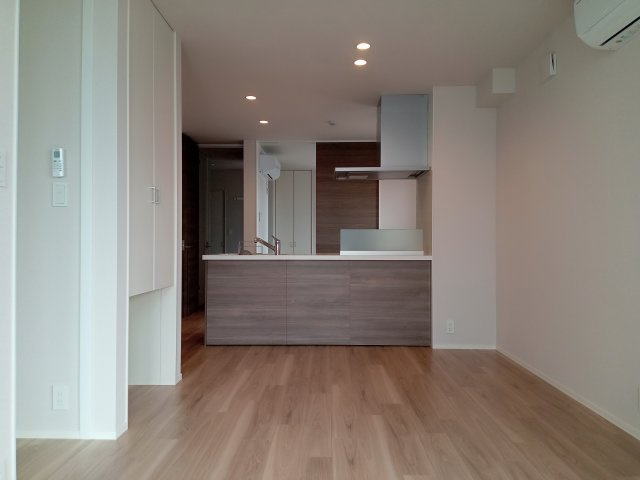 稲城市東長沼の賃貸マンションの居間・リビング