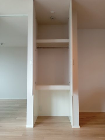 稲城市東長沼の賃貸マンションの収納
