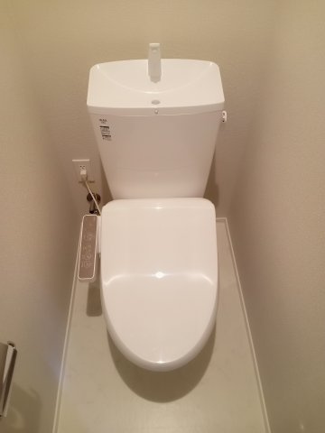 稲城市東長沼の賃貸マンションのトイレ