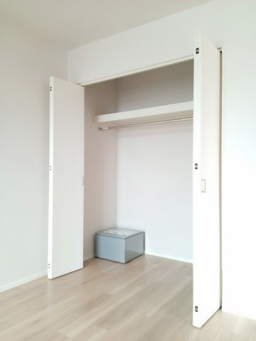 稲城市東長沼の賃貸マンションの収納