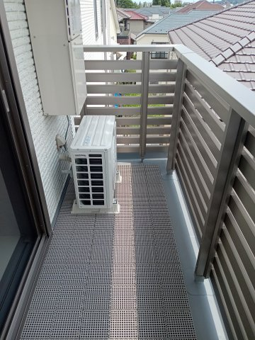 稲城市東長沼の賃貸マンションのバルコニー
