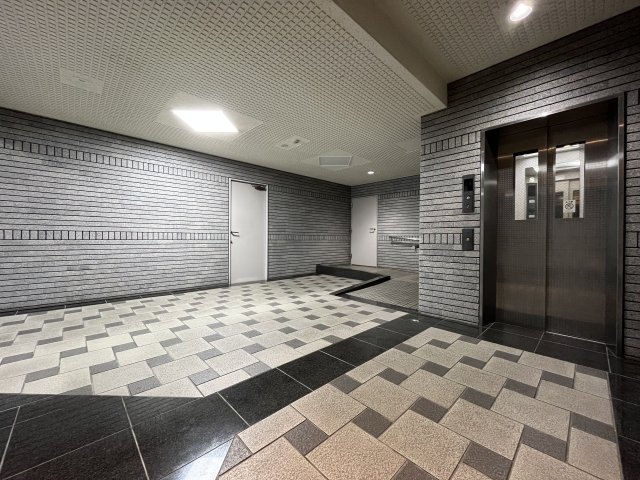 オーガスタコート夙川　4階のエントランス|落ち着いたエントランスです