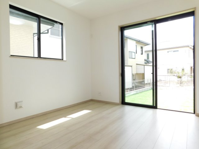西春日井郡豊山町大字豊場字諏訪の新築一戸建の洋室|◇１階洋室◇　　南面で明るい洋室５．２５帖　全居室収納完備！