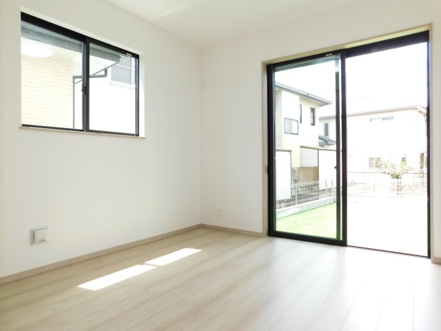 西春日井郡豊山町大字豊場字諏訪の新築一戸建の洋室|◇１階洋室◇　　南面で明るい洋室５．２５帖　全居室収納完備！　広い庭に出れます♪