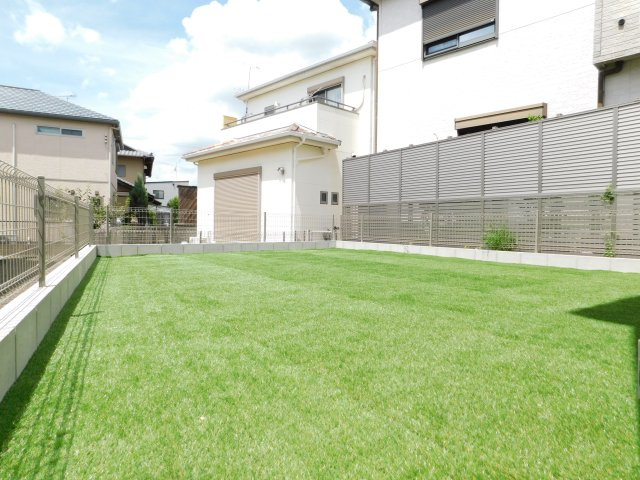 西春日井郡豊山町大字豊場字諏訪の新築一戸建の庭|◇庭◇　　人工芝の広い庭付き♪　ガーデニングや、お子様の遊び場など家族の憩いの場になります♪