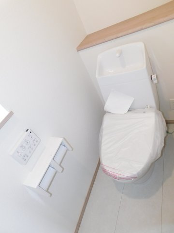 西春日井郡豊山町大字豊場字諏訪の新築一戸建のトイレ|◇トイレ◇　　１・２階シャワートイレ　節水タイプ　リモコンパネル付き