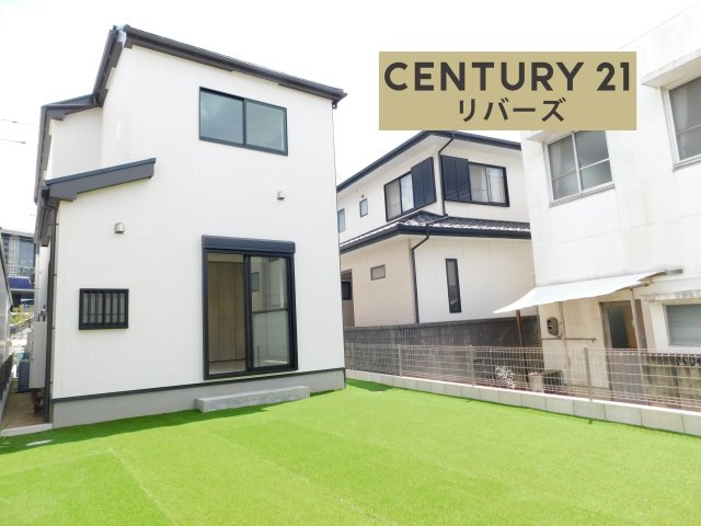西春日井郡豊山町大字豊場字諏訪の新築一戸建の外観|☆限定１棟☆　新価格！いつでも見学できます♪（お問合せ当日、平日、水曜、夜間でもＯＫ）　長期優良住宅♪　敷地５６．１７坪　人工芝の広い庭♪　駐車並列３台ＯＫ　全室南向き♪　エアポートウォーク徒歩２分♪