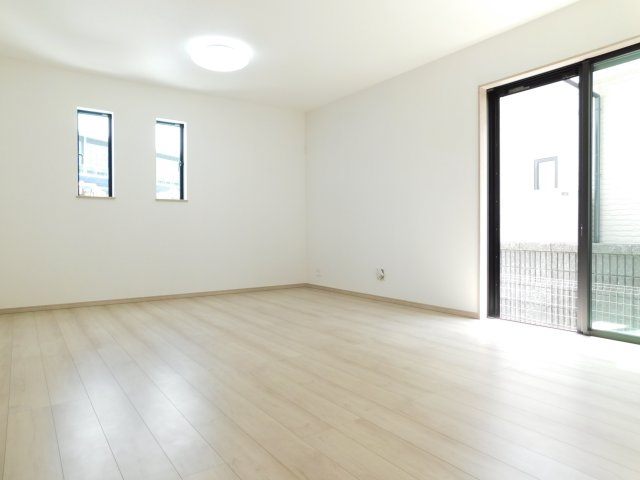 西春日井郡豊山町大字豊場字諏訪の新築一戸建の居間・リビング|◇リビング◇　　明るいリビング１６．０帖　家族が集まってもゆとりのある空間♪