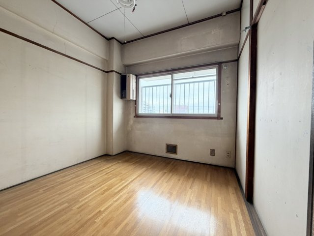 大橋西ビルの洋室|陽当り良好。日差しの差し込む明るい部屋は光熱費も節約できます。