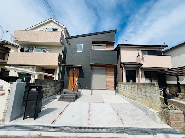 加古川市加古川町寺家新築戸建の外観|周辺は落ち着いた街並みの住宅地！子育てがしやすい住環境です！気になることがありましたら、お気軽にお問い合わせください！