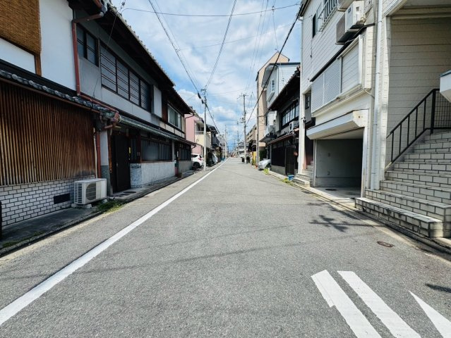 西入行衛町の前面道路含む現地写真