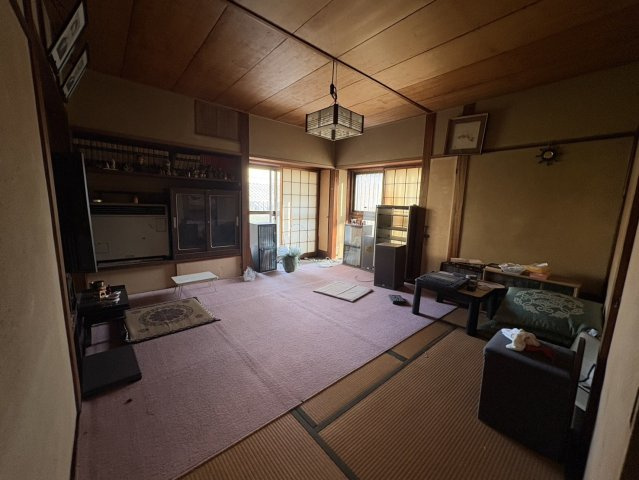 神戸市須磨寺町中古戸建の居間・リビング|和室が落ち着きある空間を演出します。