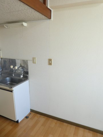 キッチンの横に洗濯機置き場と冷蔵庫置き場がございます♪