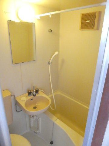 お風呂とトイレと洗面台には換気扇も付いています♪