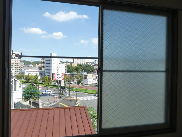 窓からの眺望ですが、前面に高い建物が無く陽当り眺望良好です♪