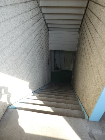 共用階段です。エレベーターはありません♪