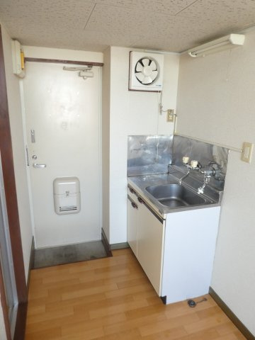 靴箱はありません。玄関とキッチンと換気扇です♪
