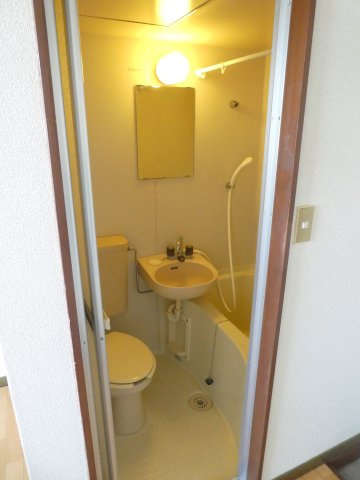 クリーニング済みのお風呂とトイレと洗面台です♪