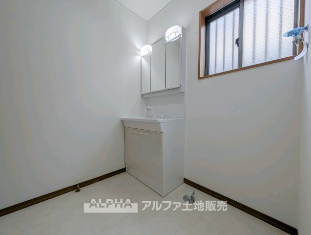 青梅市新町7丁目　中古戸建のキッチン|【Counter Kitchen】カウンターキッチン
◆LDKとつながるキッチン◆間取り図ではLDKに面してキッチンを配置。料理をする場所とくつろぎの空間につながりを感じられるレイアウトです。