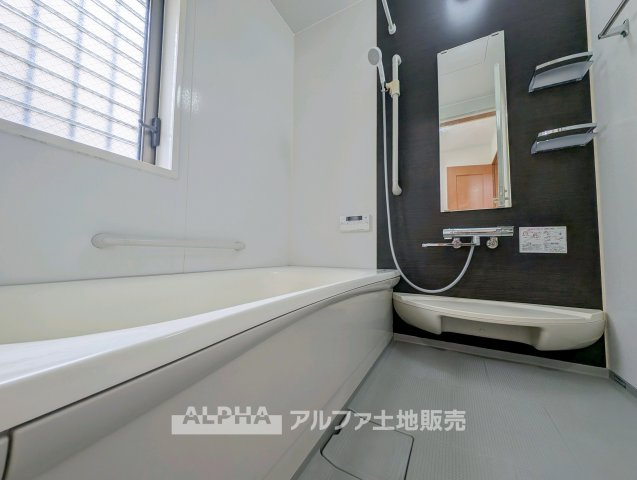 青梅市新町7丁目　中古戸建のキッチン|【Gas Stove】ガスコンロ
◆コンロ新品交換◆毎日の料理に欠かせないコンロを新品交換。グリルも備え、焼き料理などメニューの幅を広げてくれるキッチン設備です。
