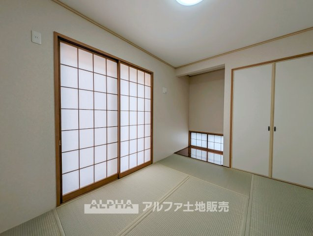 青梅市新町7丁目　中古戸建の独立洗面台|【Wash Basin】
◆身支度をスムーズに◆洗髪洗面化粧台を備えた洗面スペース。洗顔や身支度はもちろん、シャワー水栓を使った洗髪などにも活用できます。
