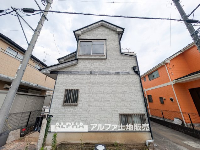 青梅市新町7丁目　中古戸建の外観|Exterior】
◆お車をお持ちの方にも◆敷地内には縦列2台分の駐車スペースを確保。ご夫婦でそれぞれ車を利用するご家庭にも便利です。※車種による