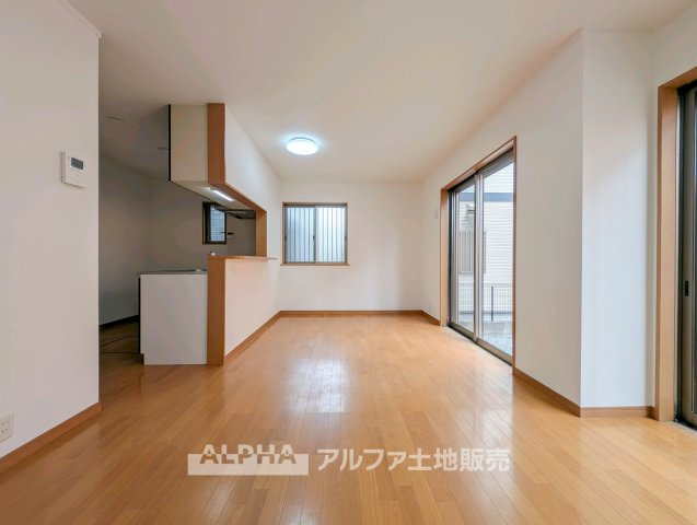 青梅市新町7丁目　中古戸建の居間・リビング|【Daily Comfort】◆家族で過ごす住空間◆
食事からくつろぎの時間まで、毎日の暮らしの中心として活躍するリビングです。