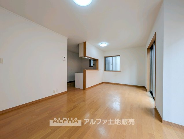 青梅市新町7丁目　中古戸建の居間・リビング|【Cozy Living】◆和室とつながるLDK◆
隣接する約6帖の和室と合わせて使いやすく、暮らし方に応じて空間を広く活用できます。