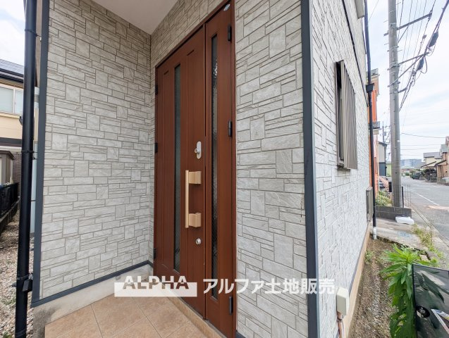 青梅市新町7丁目　中古戸建の外観|【Family Residence】
◆家族で暮らす4LDK◆土地110.03平米・建物97.19平米の2階建住宅。和室と洋室を備え、家族構成に合わせて使い分けできます。